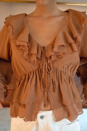 NA-KD Chiffon-Bluse mit langen Ärmeln und Rüschen - Blusen - Braun - EU 44