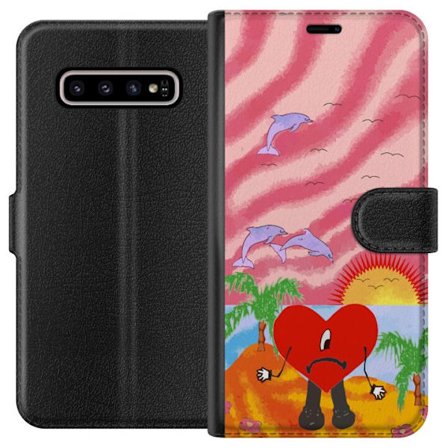 Kompatibel Tegnebogsetui til Samsung Galaxy S10+ Bad Bunny i en farverig quiltet jakke med hjertemønster og solbriller i moderne gade stil