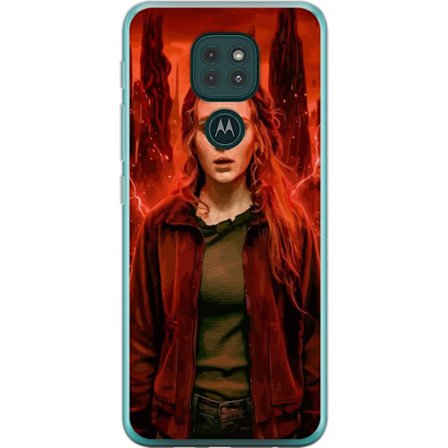 Kompatibelt Mobilskal till Motorola Motorola Moto G9 Play Porträtt av en ung kvinna med rött hår i en apokalyptisk landskap, röda blixtar och mör
