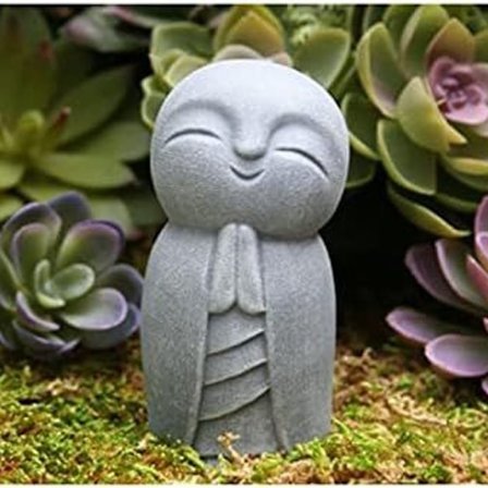 Leende Buddha-staty av munk, perfekt dekoration för ditt hem