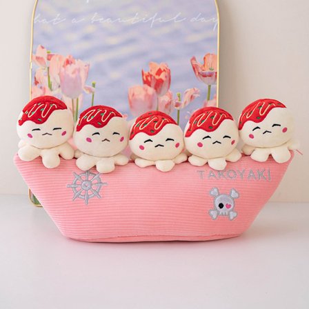 En påse kakor, hjärtformade bön snacks, kuddar, plyschleksaker, en påse fladdermusdockor