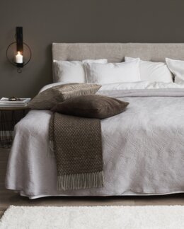 Sengeteppe ensfarget med jaqcuardvevd bladmønster Lin