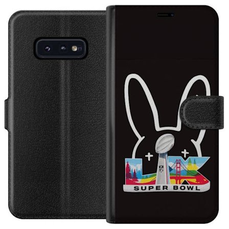 Kompatibel Tegnebogsetui til Samsung Galaxy S10e Bad Bunny portræt med åben skjorte, tatoveringer og krøllet hår i stilfuld modefotografering