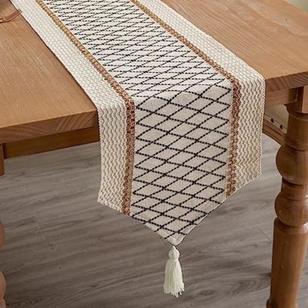 Boho-tyylinen, tupsuilla koristeltu pellava- ja puuvillainen p yt liina maalaismaiseen olohuoneen komeroon