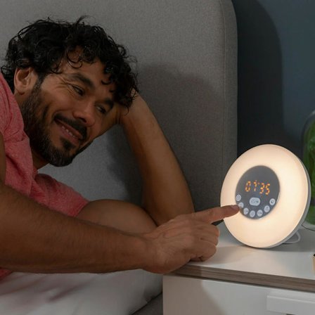 Vækkeur med wake-up-lys, højttaler og FM-radio