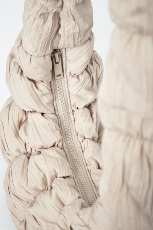 COS Nylonowa Marszczona Torebka Typu Crossbody in Biały