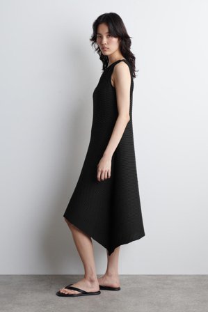 COS Women's Voluminous Pleated Midi Dress in Black