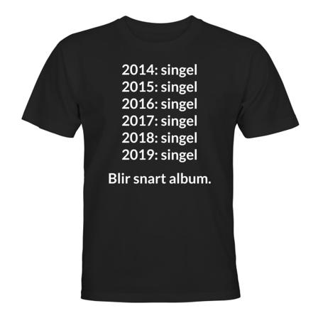 Singel Blir Snart Album - T-SHIRT - HERR Svart - 5XL