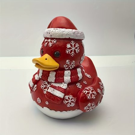 Stor rød andestatue med hvid mave og udtryksfulde øjne - realistisk næb og fødder, holdbar juleandepynt i resin med julemandshat