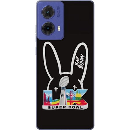 Kompatibelt Mobildeksel til Motorola Moto G85 Bad Bunny portrett med åpen skjorte, tatoveringer og krøllete hår i stilfull motefotografering