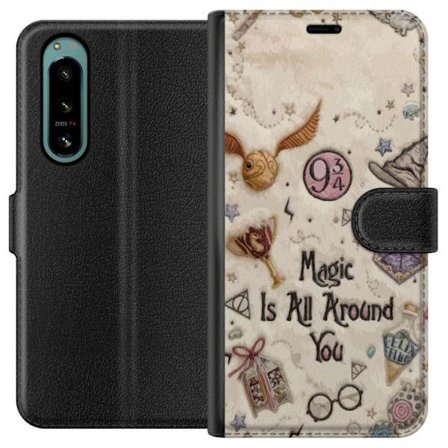 Kompatibelt Lommeboketui til Sony Sony Xperia 5 IV Broderad magisk illustrasjon med symboler, sitater og fantasiverden inspirert av eventyr som skaper