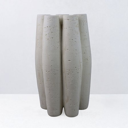 Beige harpiksvase, 23x15,5x38cm, skulptureret design