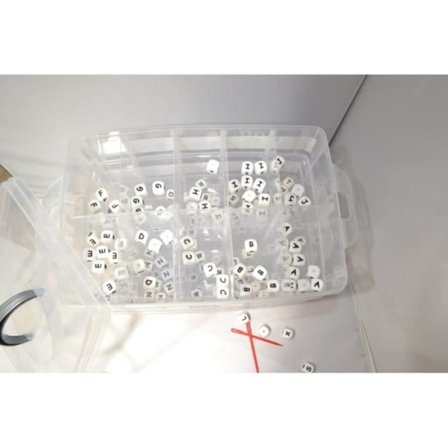 Box creator - förnamnsbokstäver för nappklämmor - 8 vita förnamn