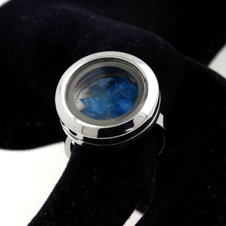 Stenar och mineraler. Rå neonblå apatitring. Justerbar storlek.