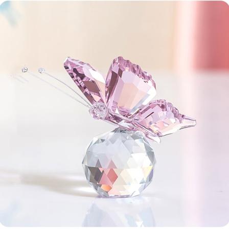 Dekorativ flygende sommerfugl krystallfigur med glasskule
