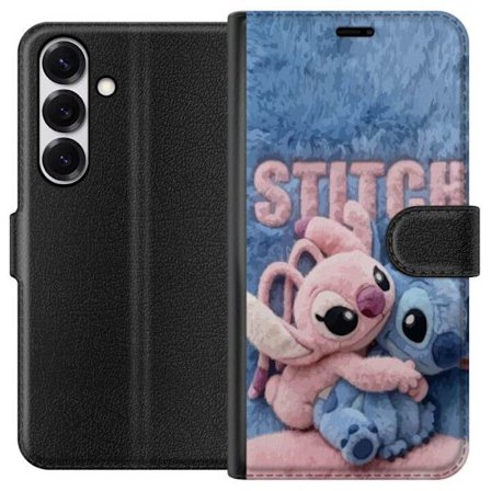 Kompatibelt Lommeboketui til Samsung Galaxy S26 Søte fluffige Stitch og Angel koser seg på en myk, pelsete overflate med pastellfarger som skaper en v