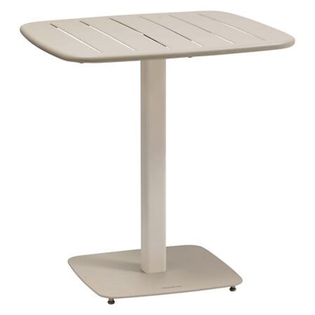 Neliönmuotoinen pöytä kahdella istuimella, korroosionestokäsittely