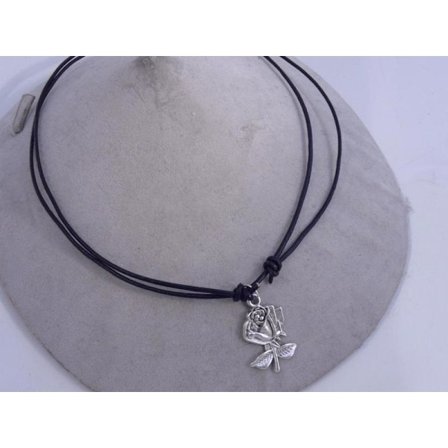 Ställbar läder halsband med rosformad hänge