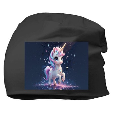 Hue til Voksen | Varm Beanie i Blødt Materiale Sød enhjørning med store øjne, pastelfarvet mane og glitrende smykker i en eventyrlig natmiljø, le