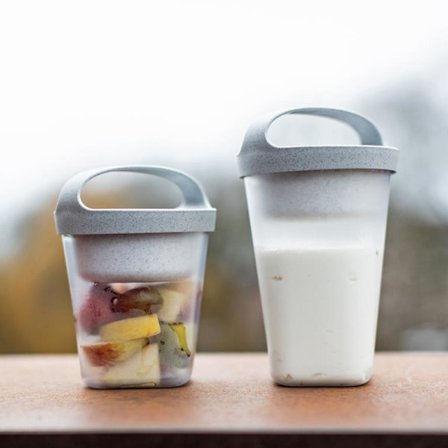 Koziol BUDDY Snackpot med låg - 0,5L Økologisk grå