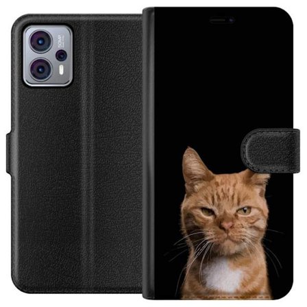 Kompatibelt Plånboksfodral till Motorola Moto G23 Närbild av orange katt mot svart bakgrund, uttrycksfull blick och hög kontrast som ger minimalist