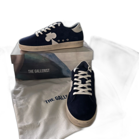 Mörkblå sneakers från The Gallerist