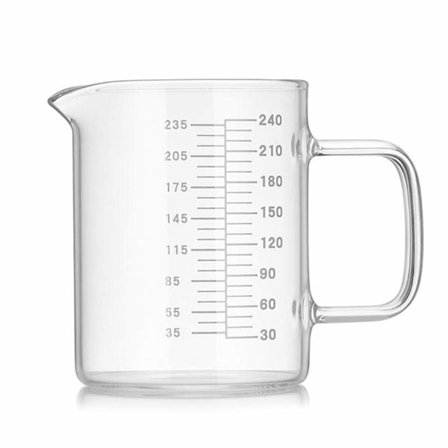240 ml glassmålebeger, varmebestandig, laget av borosilikatglass, med numeriske markeringer.