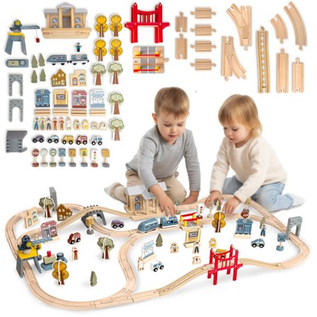 Stadstågbana i trä med eldrivet tåg, kran, broar och båt