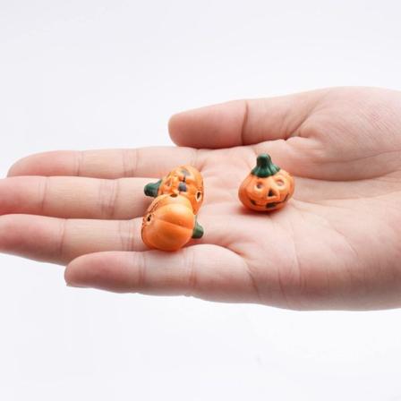 50 stk Halloween Miniatyrgresskarfigurer Mini Plastgresskarmodell Ornament Realistisk Hul Gresskarstatue for DIY