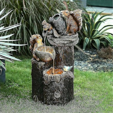 Hagefontene med lys i form av hagestatue