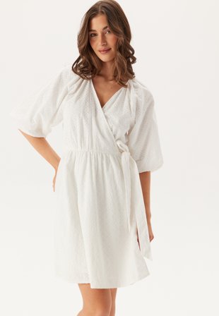 SELECTED - Slfhannah 2/4 SHORT WRAP BRODE - Bright White - Kläder - - Bubbleroom Omlottklänning