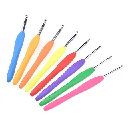8 hæklenåle med plasthåndtag - Strikkesæt flerfarvet