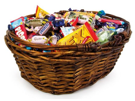 KARAMELLO Godis Presentkorg brun inslaget 2,5kg - Lyreco - Kök och servering - Ätbart - Godis och choklad