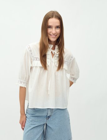 mbyM Gerlina Short-M - White - M