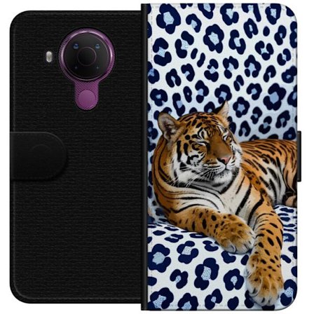 Yhteensopiva Lompakkokotelo Nokia Nokia 5.4 Tiger Chill-kuvio, jossa rentoutunut tiikeri lepää valkoisenvaaleansinisellä pohjalla modernissa tyylis