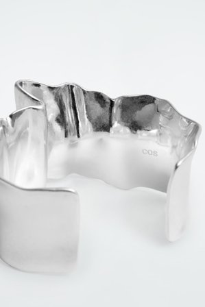 COS Femme Manchette Texturée in Argenté