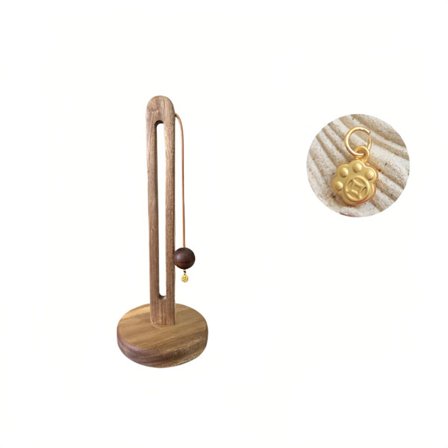 En mångsidig, robust pappershanddukshållare i massivt trä med en lekfull kattfot-hänge, en perfekt heminredningsaccessoar för alla vardagsrum