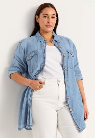 Cellbes of Sweden - Lang denimskjorte i lys blå / denim for damer i størrelse 54/56