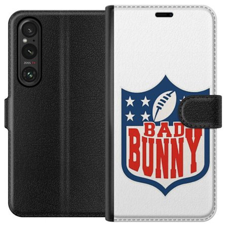 Kompatibel Tegnebogsetui til Sony Xperia 1 VI Bad Bunny rød grafisk plakat med portræt og typografi i latinamerikansk popdesign