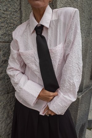 Janka Polliani x NA-KD - Tettsittende skjorte med krøller - Skjorter - Rosa - EU 32