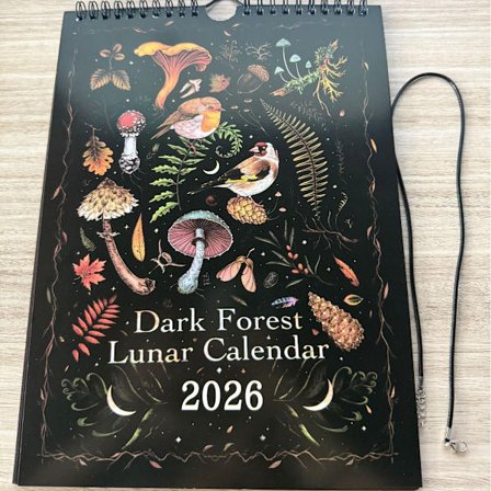 2026 Mørk Skog Kalender Dyrekalender Kunsthus Skog Månekalender