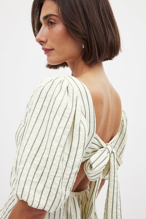 NA-KD - Seersuckerbluse med knyting i ryggen - Bluser - Stripete - EU 42