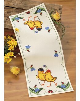 Stickpackung Tischläufer Küken auf Spaziergang - Permin