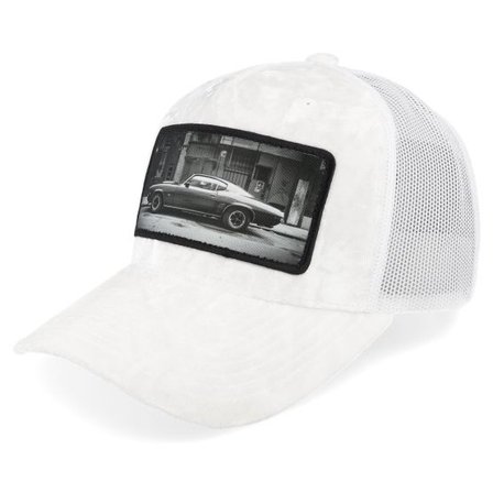 Calza Pennello - Vit trucker Keps - American Muscle Car In The Street Velvet White A-Frame Trucker @ Hatstore
