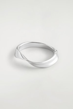COS Women's Twisted Ribbon Bracelet in Silver-coloured