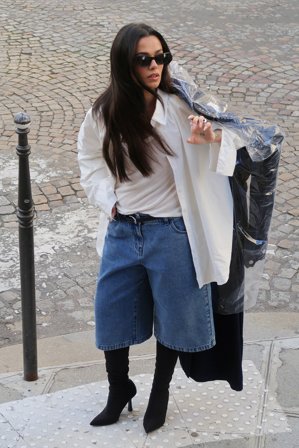 Naomi Anwer x NA-KD - Oversized lang shorts med middels liv - Denim shorts - Blå - EU 44