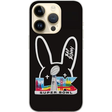 Kompatibelt Mobildeksel til Apple iPhone 14 Pro Bad Bunny portrett med åpen skjorte, tatoveringer og krøllete hår i stilfull motefotografering