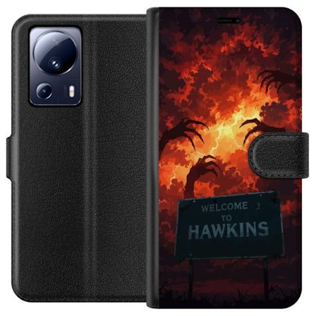 Kompatibelt Lommeboketui til Xiaomi 13 Lite Mørk apokalyptisk fantasi-scene med brennende himmel og Hawkins-skilt i Stranger Things-stil
