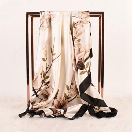 Scarf I Artificiellt Silke Vackra Blommor Och Underbart Mönster White One Size