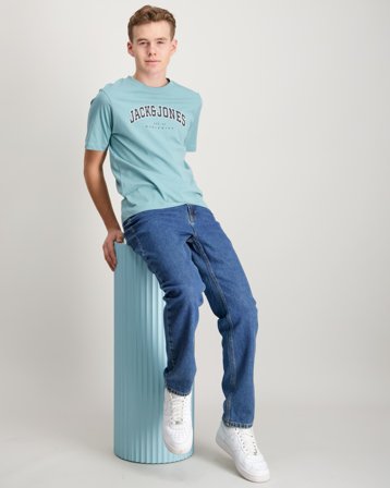 Jack & Jones JJECALEB VARSITY TEE SS O-NECK Blå T-skjorter Gutt - Kids Brand Store